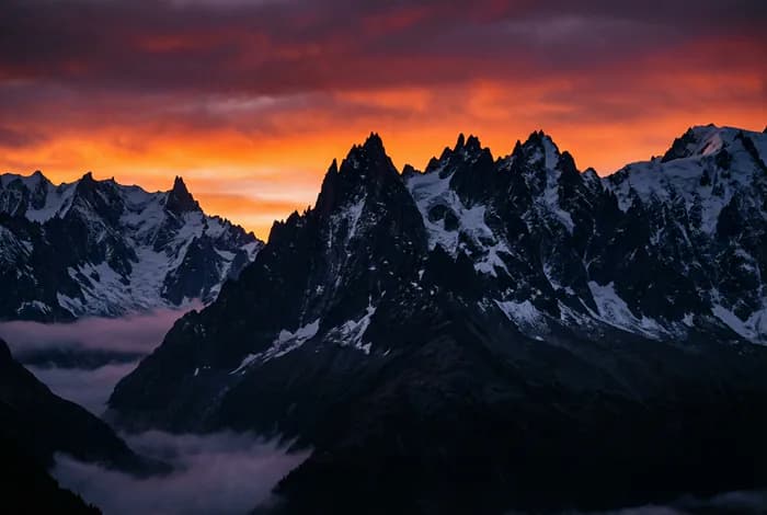 Le Chardonnet : Guide complet d'ascension en Vanoise Silhouette iconique du sommet du Chardonnet sur un ciel bleu pur